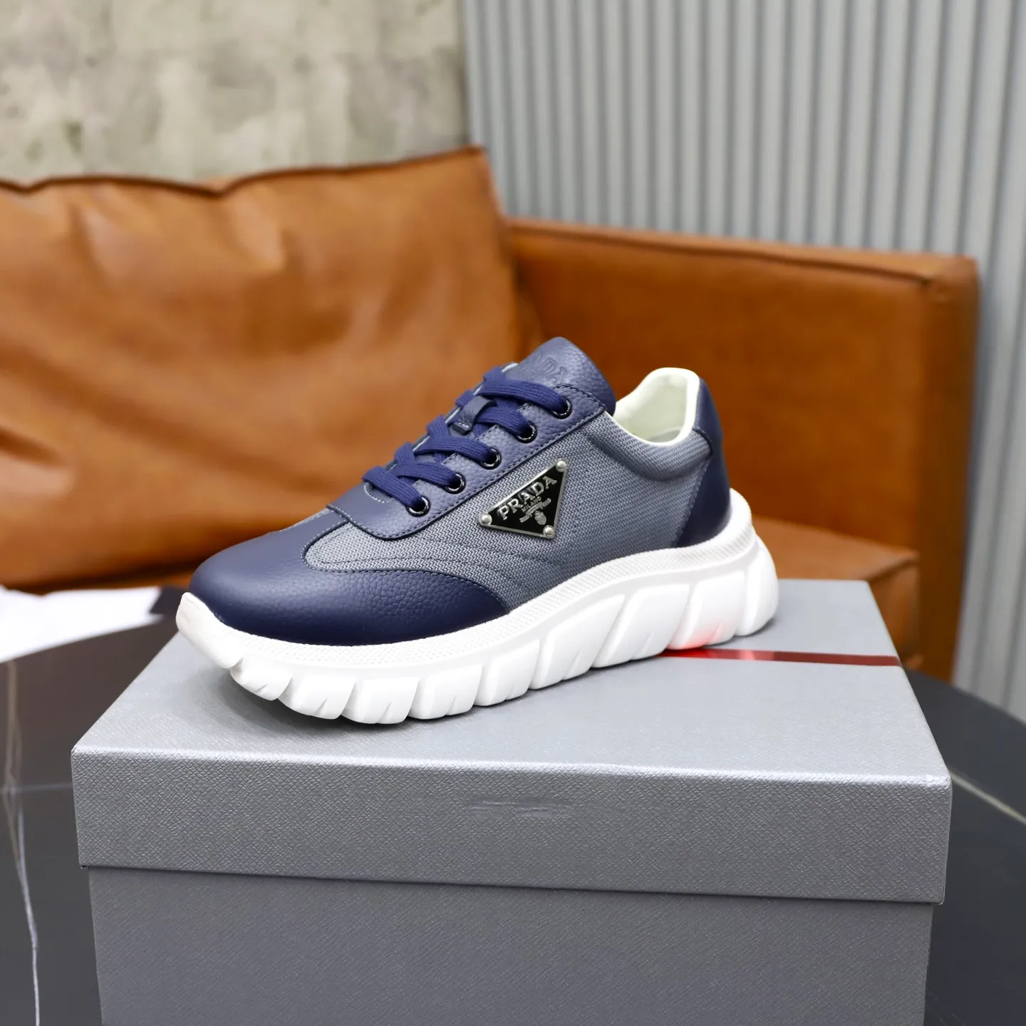 Factory price: 720💰Top original order Brand: PRADA (Prada) Standard code: Men's size 38/44 (45 can be customized) Grade: Same as the official website Material: Original cowhide stitching, cowhide lining, original combination two-color wear-resistant soft outsole Style category: casual sports version, young fashion, European and American trend, British style Color: actual picture color